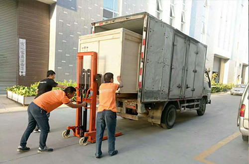 蘭州客戶SMT設(shè)備專車送貨，貨到上門安裝調(diào)試