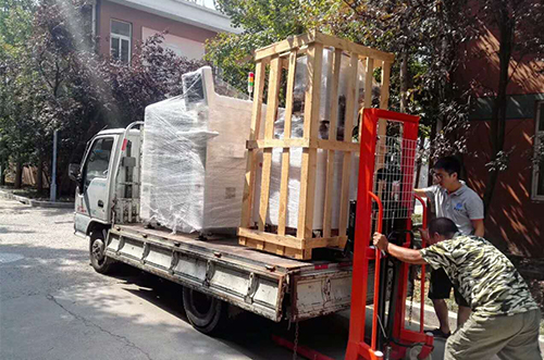 常熟客戶SMT設(shè)備專車送貨，貨到上門安裝調(diào)試