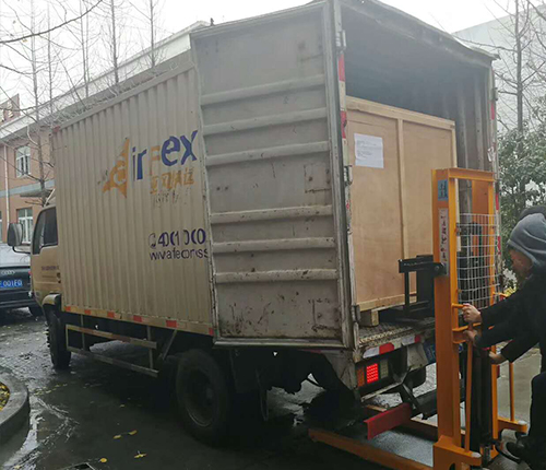湛江客戶SMT設(shè)備專車送貨，貨到上門安裝調(diào)試