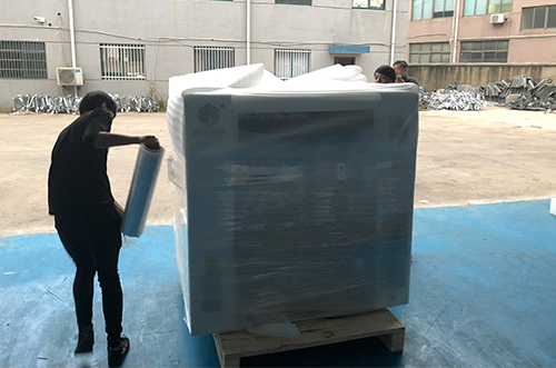 深圳客戶SMT設(shè)備專車送貨，貨到上門安裝調(diào)試