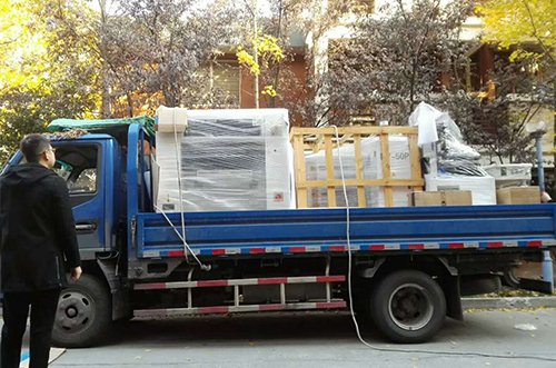 丹陽(yáng)客戶SMT設(shè)備專車(chē)送貨，貨到上門(mén)安裝調(diào)試